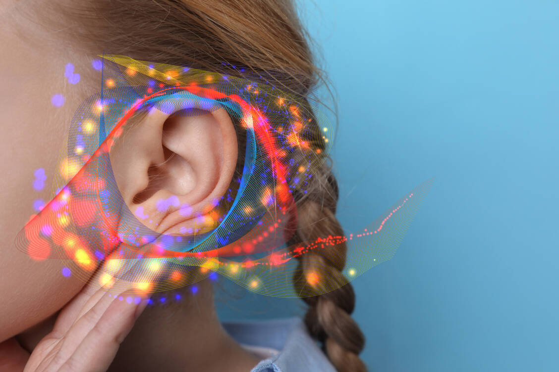 Ein Forschungsteam der Kinder- und Jugendpsychiatrie der Uniklinik Köln sowie der Medizinischen Fakultät Köln hat ertmals eine Jugendliche mit Depressionen mit einer Vagusnervstimulation durch das Ohr therapiert. / Foto: Adobe Stock/New Africa