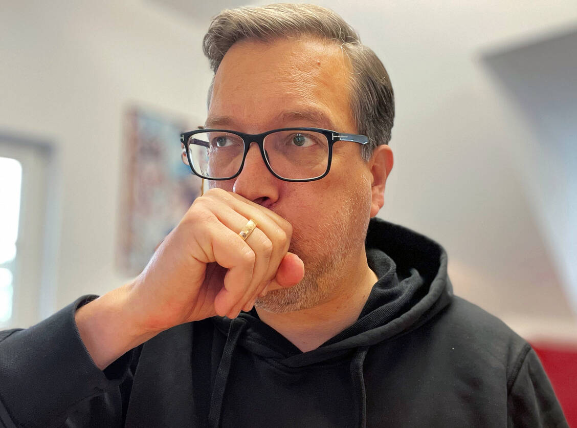 Pneumologe Dr. Justus de Zeeuw weiß, wie es geht:  Husten in den Fingertunnel schont die Schleimhäute.  / Foto: Dr. Justus de Zeeuw