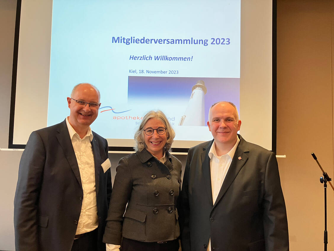 Der AVSH-Vorsitzende Hans-Günter Lund hatte neben der ABDA-Präsidentin Gabriele Regina Overwiening auch noch den gesundheitspolitischen Sprecher der CDU-Landtagsfraktion Hauke Hansen als Zuhörer zu Gast. / Foto: PZ/Daniela Hüttemann