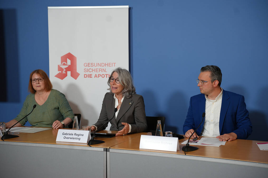 Sigrid Joachimsthaler (Adexa), ABDA-Präsidentin Gabriele Regina Overwiening  und ABDA-Pressesprecher Benjamin Rohrer (v.l.n.r.) traten am Donnerstag gemeinsam vor die Presse.  / Foto: ABDA