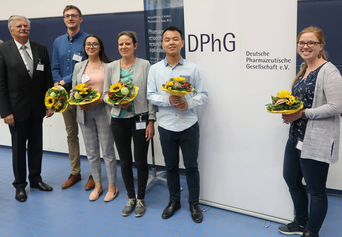 Die Gewinner der Lesmüller-Posterpreise bei der diesjährigen DPhG-Tagung in Heidelberg, ausgezeichnet von DPhG-Präsident Professor Dr. Stefan Laufer (links). / Foto: DPhG/Michael Stein