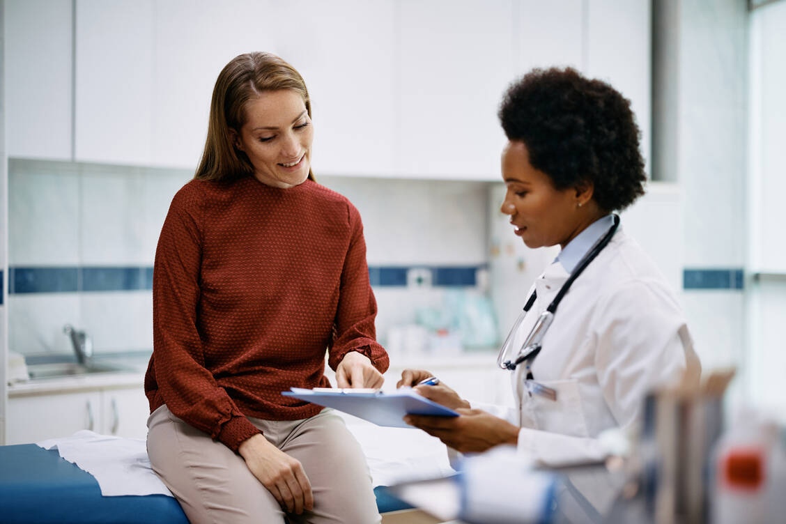 Fachkräfte aus dem Ausland sind für das deutsche Gesundheitswesen unverzichtbar. Darauf weisen die Bundesärztekammer, die Deutsche Krankenhausgesellschaft (DKG), Verdi und weitere Organisationen hin. / © Getty Images/Drazen Zigic