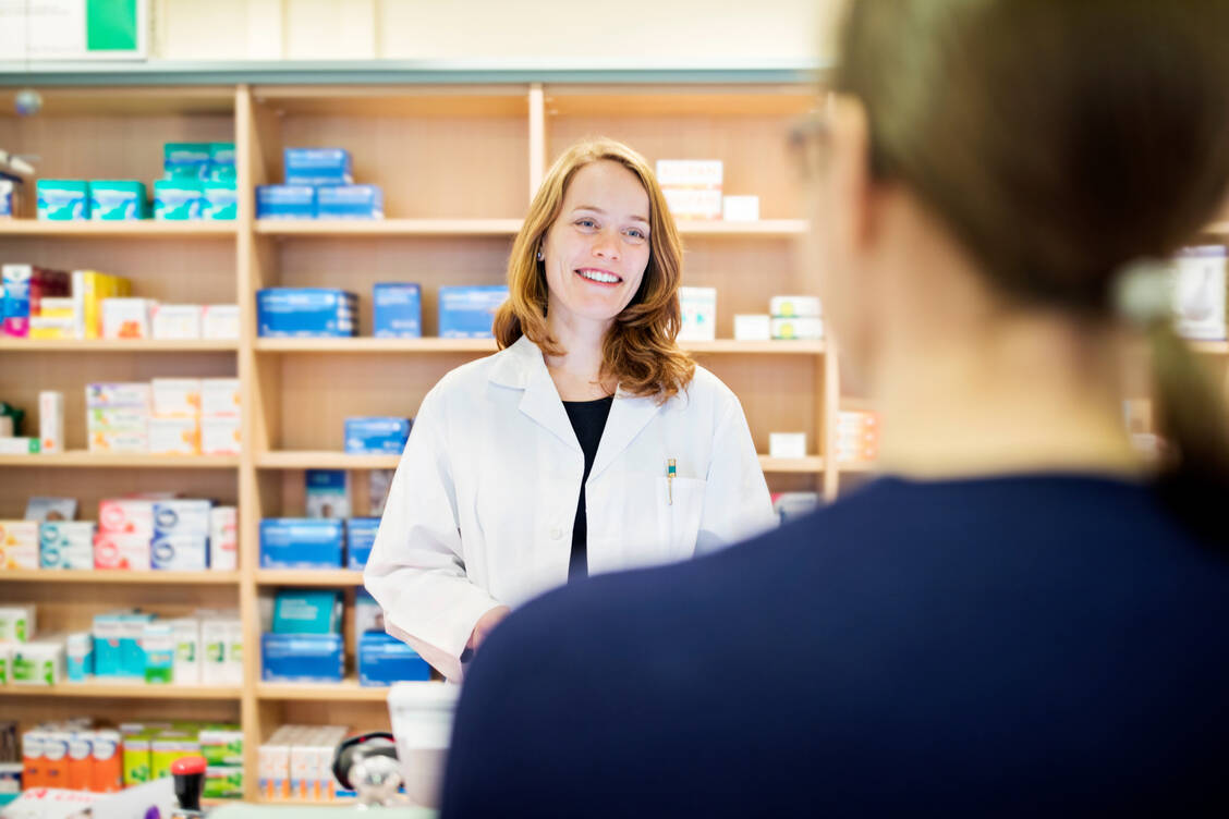 Ab Mai können sich Kundinnen in Linda-Apotheken die neue Frauenzeitschrift »deine Apotheke« kostenlos mitnehmen.  / Foto: Getty Images/alvarez