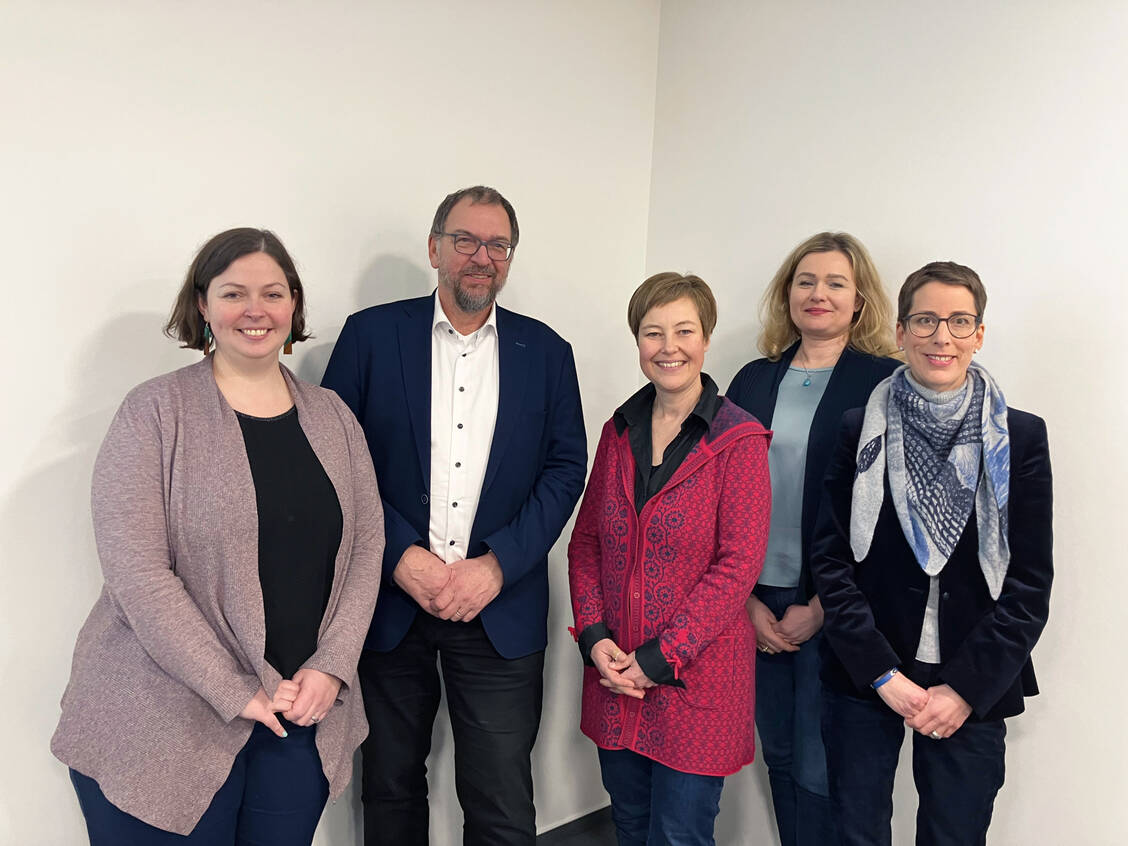 Der neue Vorstand der Apothekerkammer Hamburg: Präsident Holger Gnekow und Dr. Dorothee Dartsch (Mitte) sowie die Beisitzerinnen Stefanie Tiede (links), Julia Laske (zweite von rechts) und Stefanie Eckard (rechts). / Foto: PZ/Daniela Hüttemann
