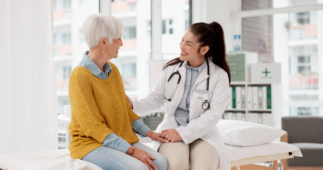 Hör gut zu, Doc: Empathie ist die beste Medizin und kann sogar Leben retten. / © Adobe Stock/peopleimages.com
