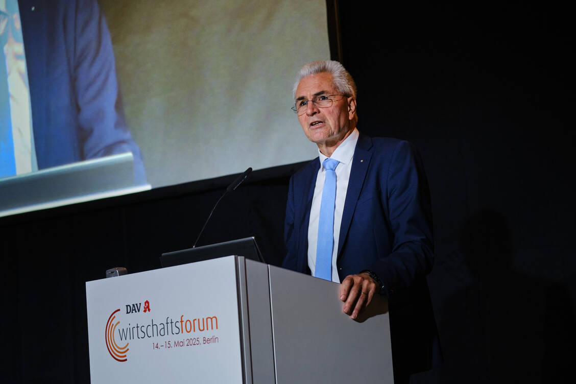 Hans-Peter Hubmann sprach beim DAV-Wirtschaftsforum. / © DAV-Wirtschaftsforum / André Wagenzik
