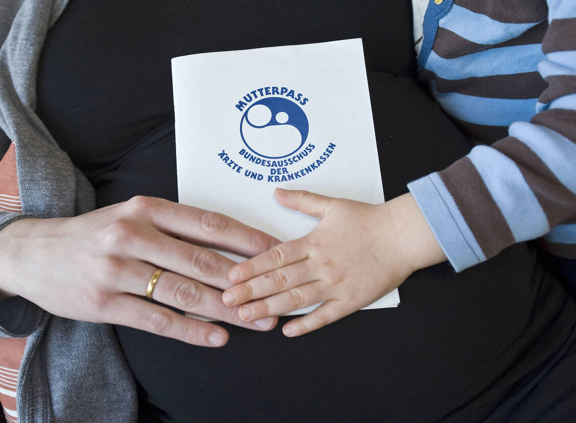 Ist die Mutter Rhesus-negativ und hat bereits ein Rhesus-positives Kind, kann es bei einer Folgeschwangerschaft mit einem weiteren Rheus-negativen Kind für dieses gefährlich werden. Daher werden Rhesusfaktor von Mutter und Kind bestimmt und im Mutterpass festgehalten. / © Imago/epd