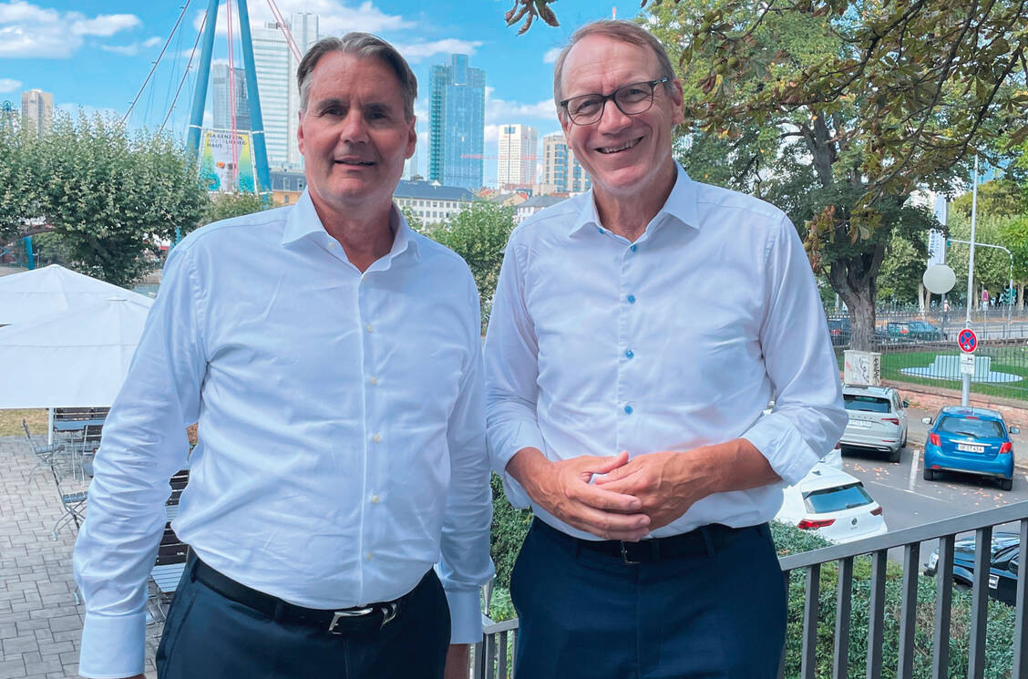 Holger Seyfarth und Thomas Preis bei der Jahreshauptversammlung des HAV sind sich einig: Die Politik muss für akzeptable Rahmenbedingungen für Apotheken sorgen. / © PZ