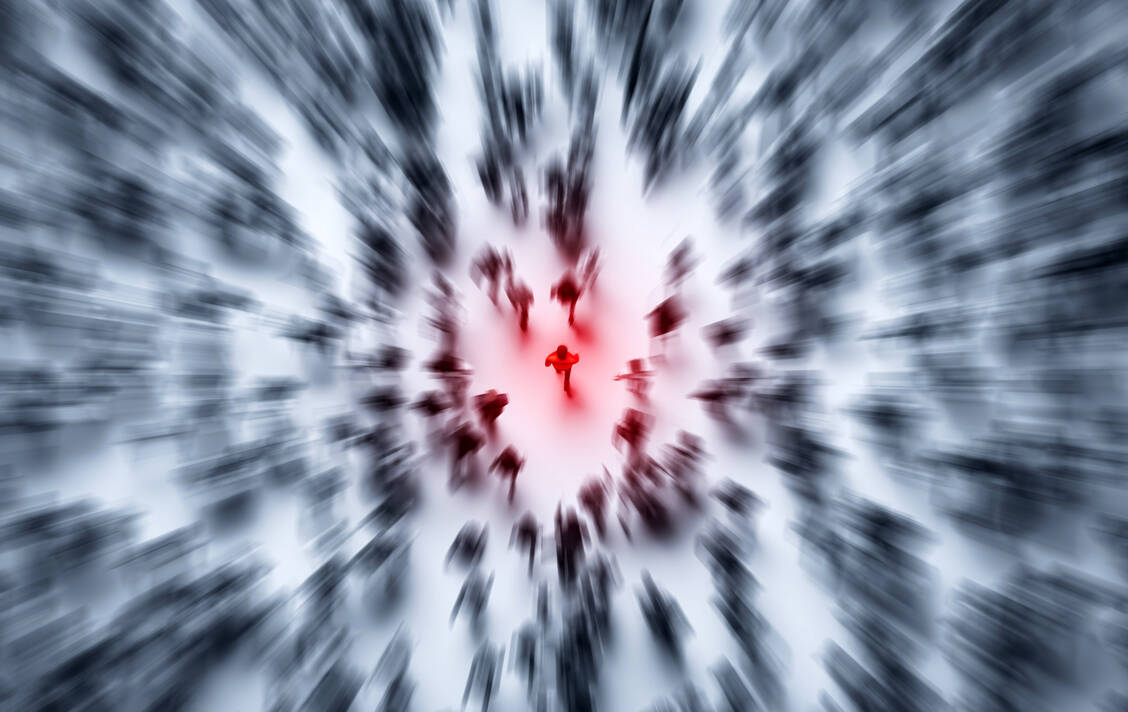 Trifft ein neues Virus auf eine immunnaive Bevölkerung, ist auch bei einem Erreger mit niedriger Mortalitätsrate mit vielen Todesopfern zu rechnen. / Foto: Getty Images/NiseriN