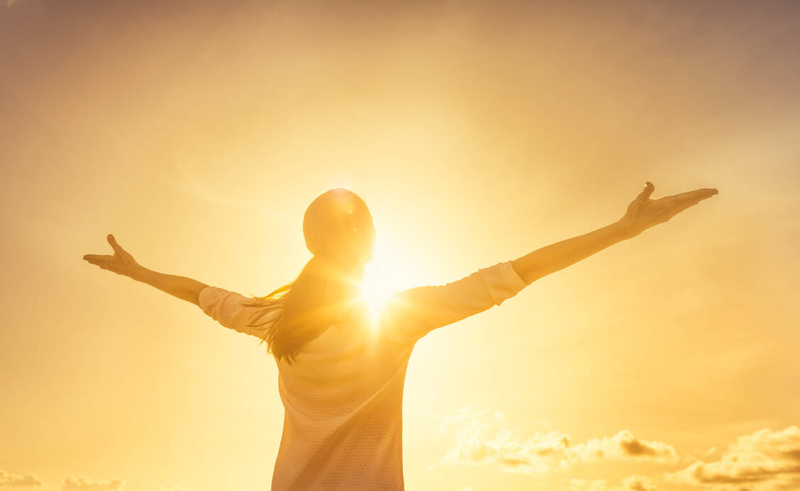 Um Hautirritationen zu vermeiden, sollte man der Haut Zeit geben, sich an die zunehmende Intensität der Sonnenstrahlung zu gewöhnen.  / Foto: Getty Images/kieferpix