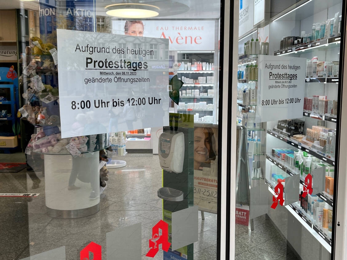 Laut dem Hamburger Apothekerverein werden am 23. März acht Notdienstapotheken in Hamburg geöffnet haben. / © PZ/Müller