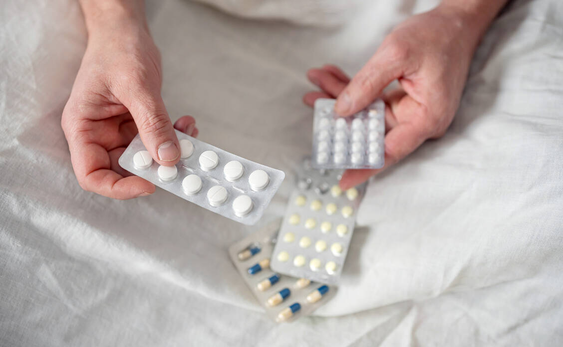 Aufgrund somatischer Komorbiditäten nehmen psychisch erkrankte Menschen häufig viele Medikamente ein. Damit steigt das Risiko für potenzielle Interaktionen. / © Adobe Stock/mizina