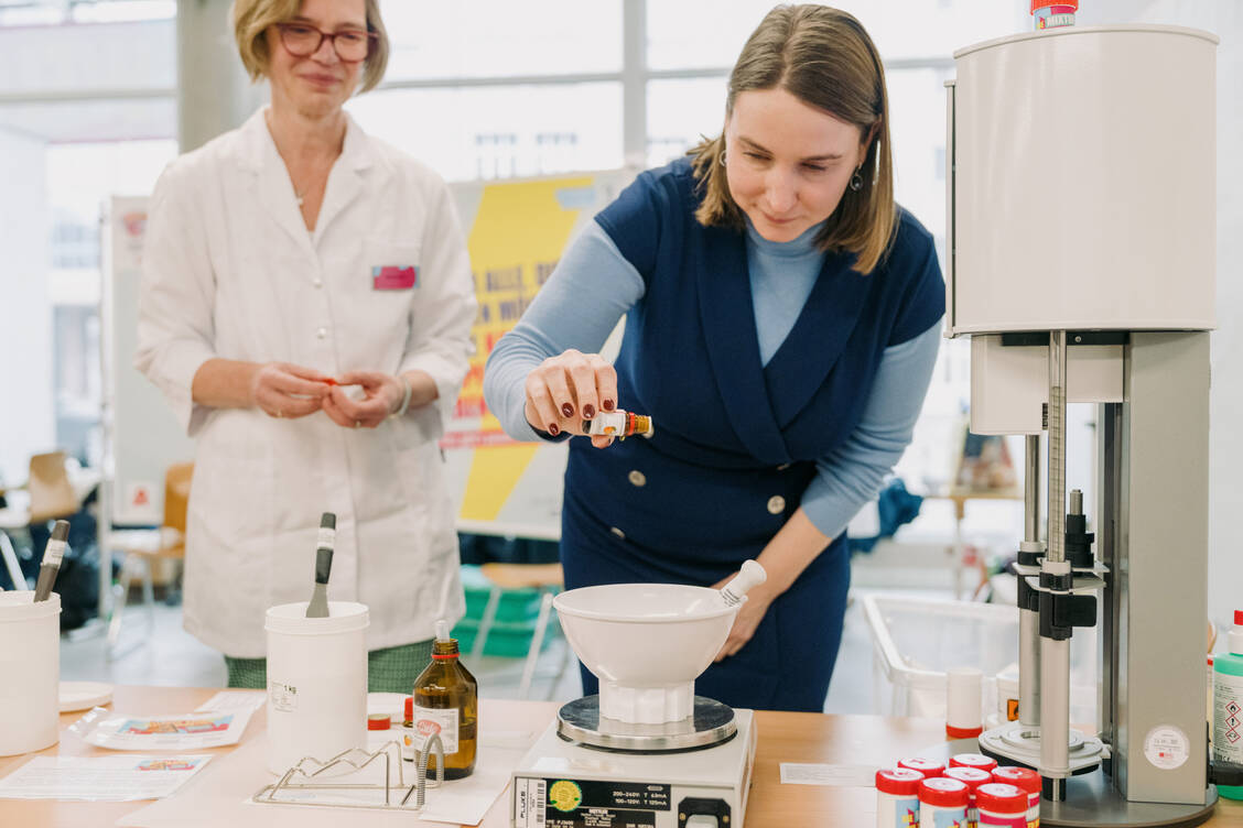 Auch die thüringische Gesundheitsministerin Katharina Schenk mischte beim Tag der Pharmazie mit – genau wie rund 1000 Schülerinnen und Schüler. / © LAKT/Uwe Löscher