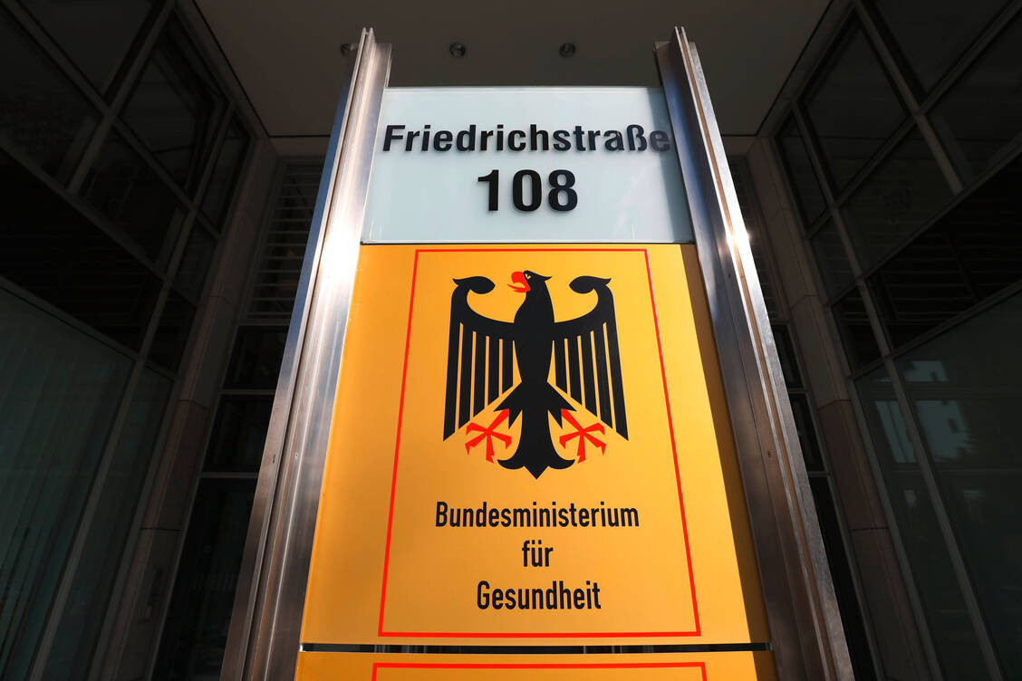 Mit einer anfangs höheren Vergütung für die Erzeugung digitaler Impfnachweise wollte das BMG Anreize setzen, um möglichst viele Apotheker in das Angebot zu holen. / Foto: imago/Müller-Stauffenberg