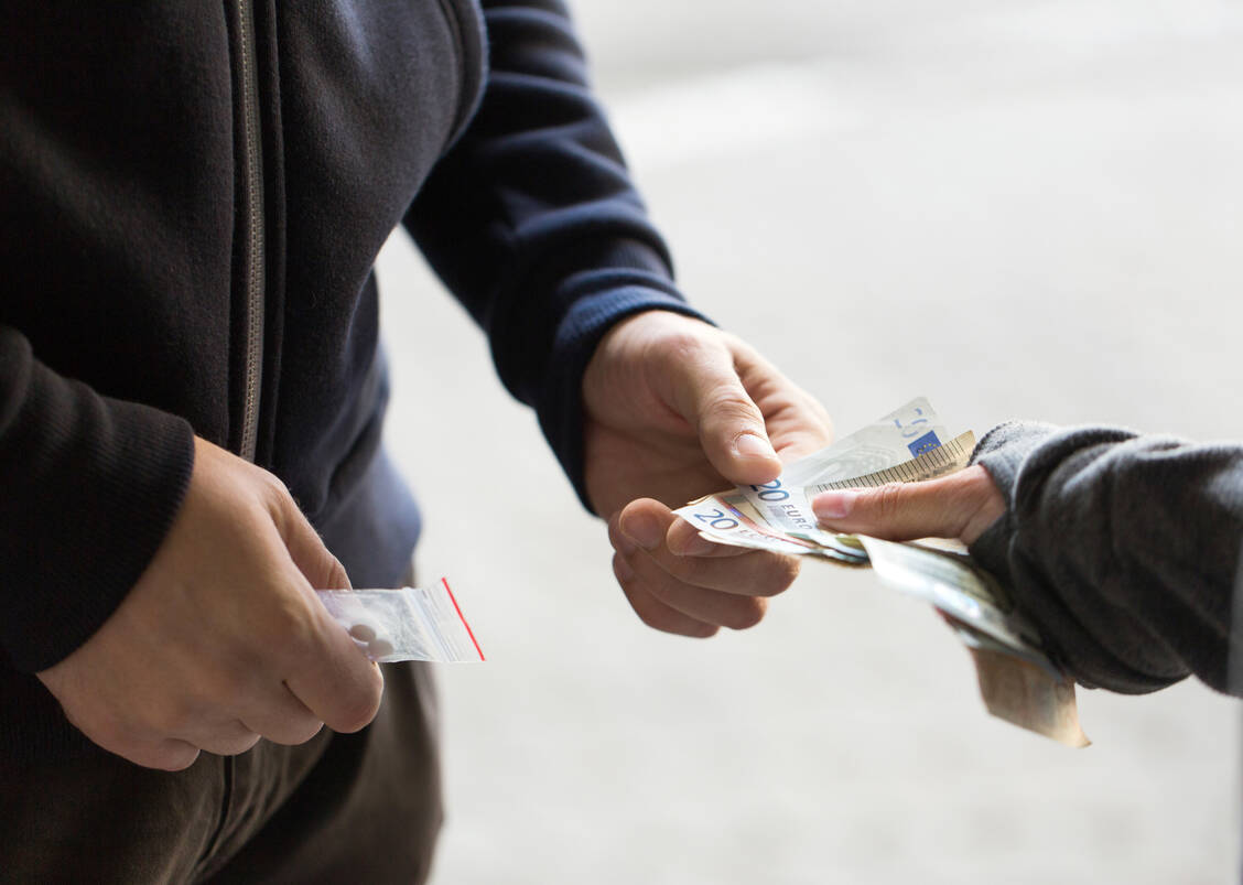 Starke Schmerzmittel, aber auch neue psychoaktive Substanzen wie die Nitazene werden auf dem Schwarzmarkt und oft auch im Internet gehandelt. / © Shutterstock/Ground Picture