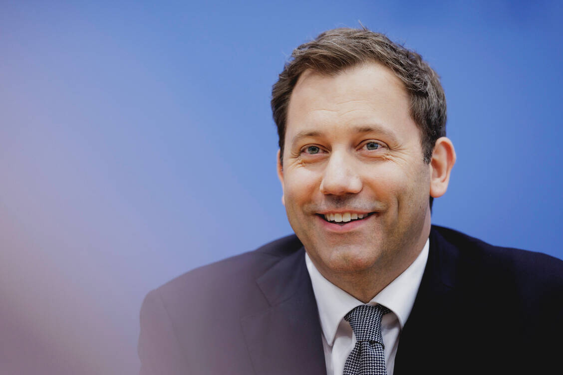 Höhere Ausgaben, mehr Schulden, Sparen bei Klima, armen Kindern, Jugendlichen, Kranken- und Rentenversicherung – Finanzminister Klingbeil (SPD) sorgt für Unmut.  / © Imago / Bmf