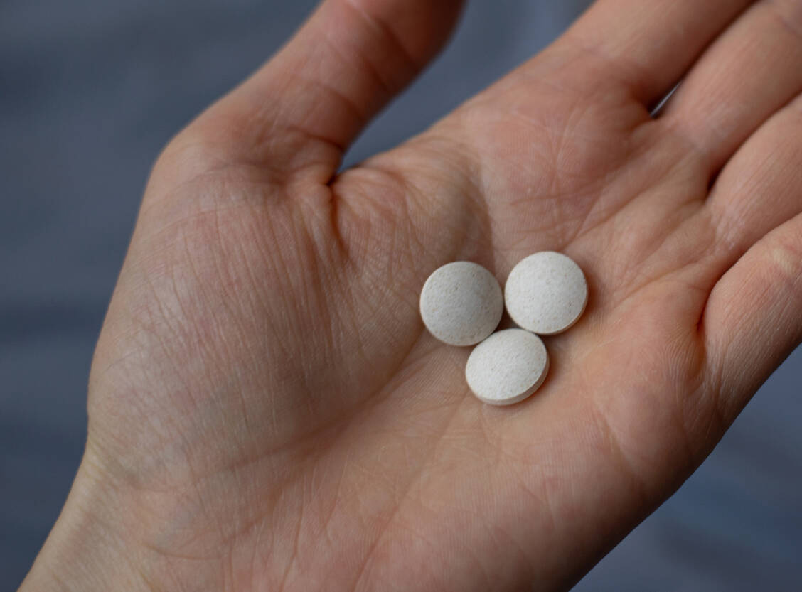 Am ersten Tag werden einmal drei Ensitrelvir-Tabletten (insgesamt 375 mg) eingenommen, an den Tagen 2 bis 5 dann jeweils eine 125-mg-Tablette (Symbolbild). / © Getty Images/Maria Rzeszotarska