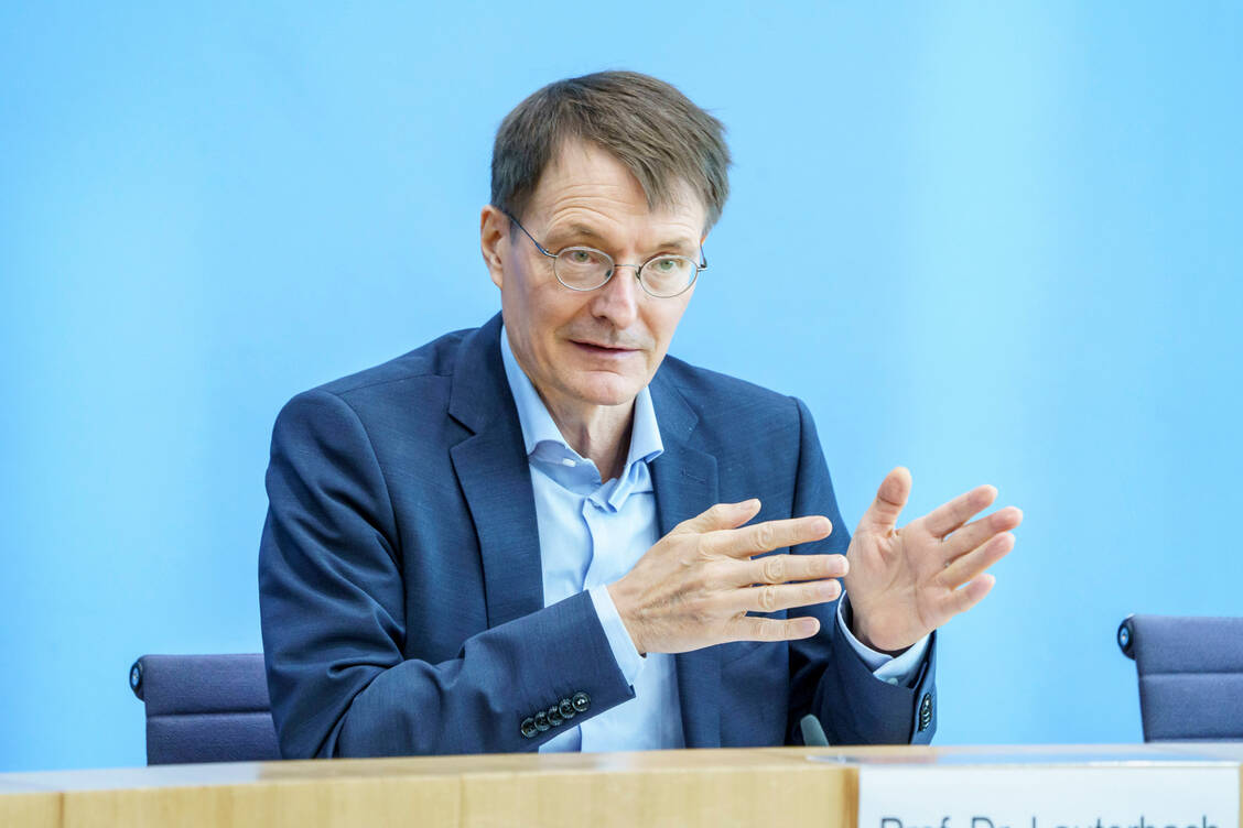 Bundesgesundheitsminister Karl Lauterbach sprach am Mittwoch vor der Bundespressekonferenz und kündigte unter anderem eine durchgängige Feiertagsvergütung für die Covid-19-Impfungen an. / Foto: Imago Images/Chris Emil Janßen