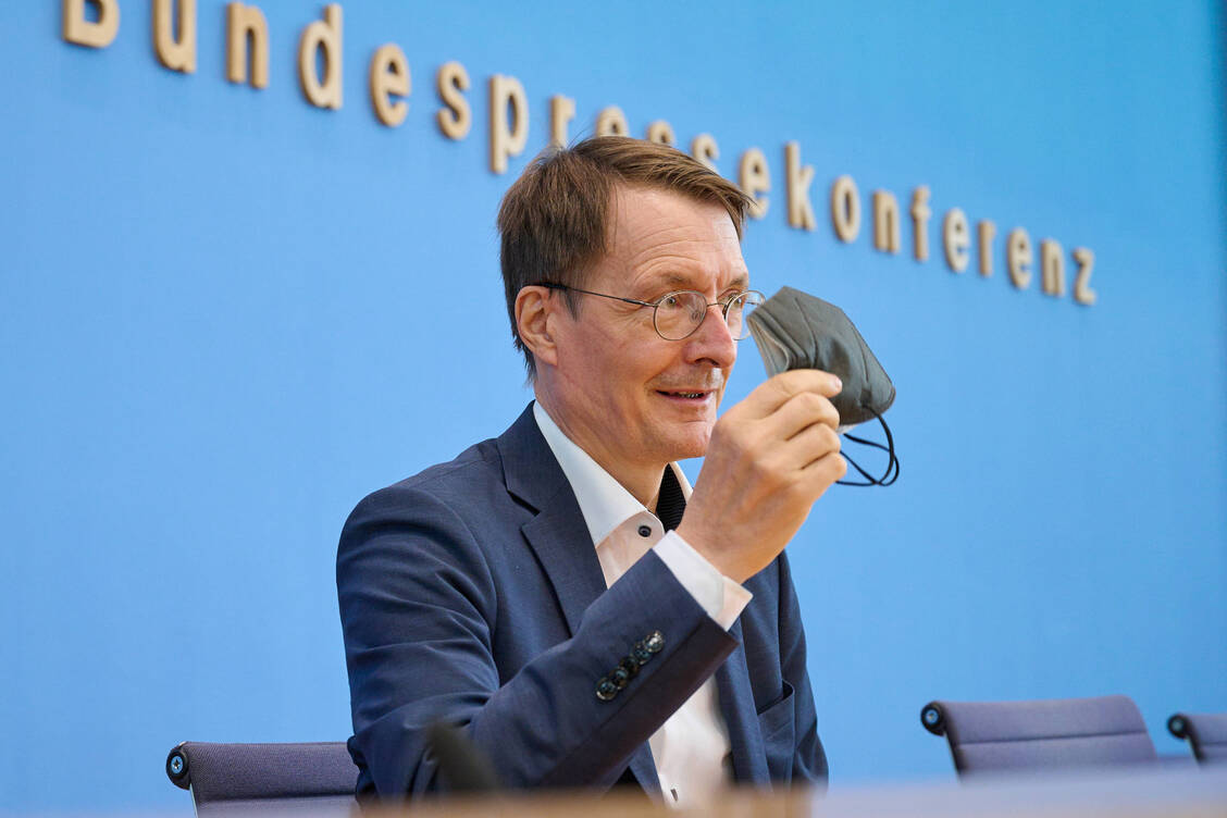 FFP2-Masken bleiben wichtig: Bundesgesundheitsminister Karl Lauterbach bei der Vorstellung der Corona-Pläne für den Herbst. / Foto: IMAGO/epd
