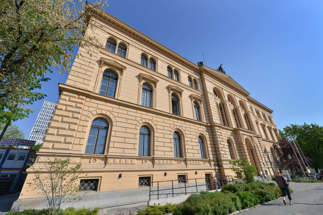 Das Landessozialgericht Berlin Brandenburg will prüfen, ob eine Klage der Kassenärzte gegen die pharmazeutischen Dienstleistungen überhaupt möglich ist. / Foto: imago stock&people