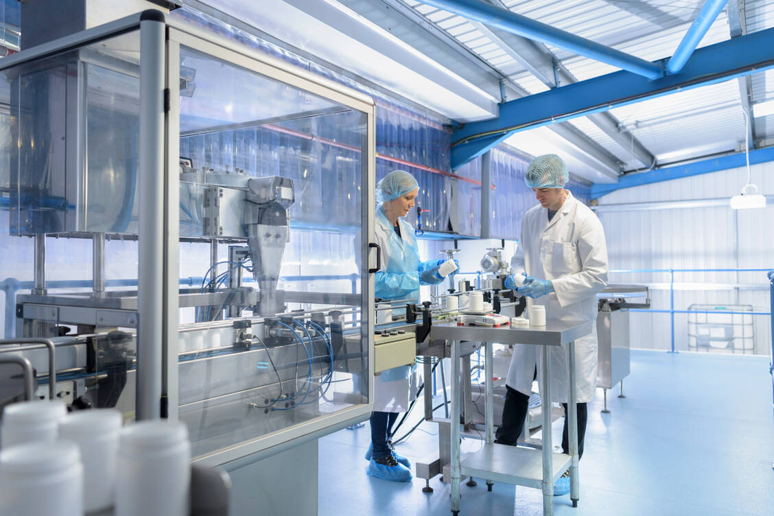 In Wissenschaft, Industrie und Verwaltung entstehen zunehmend mehr Arbeitsplätze für Apotheker. Diese sind für die Uniabsolventen oft hoch attraktiv und gut bezahlt. / Foto: Getty Images/Monty Rakusen