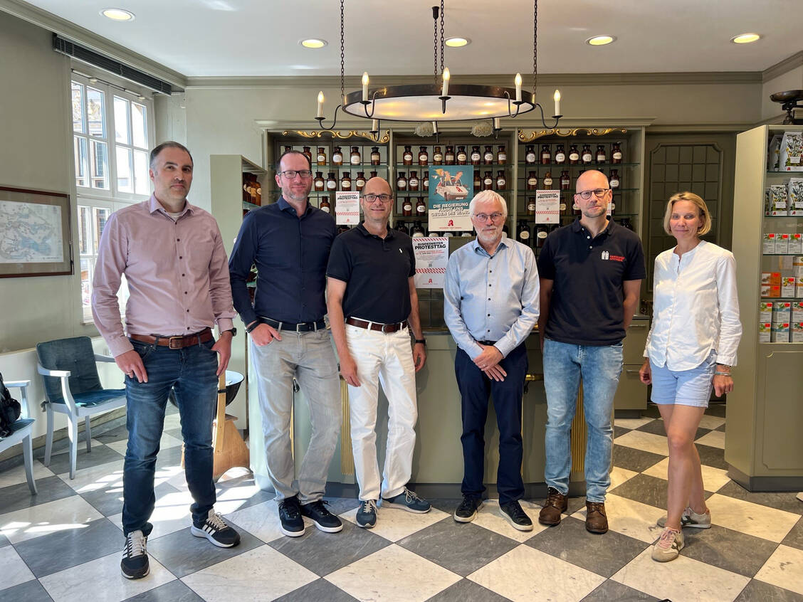 Standen Journalisten Rede und Antwort rund um die Sorgen und Nöte der Bremer Apotheken (v.l.n.r.): Tammo Funke, Sebastian Köhler, Thomas Real, Klaus Scholz, Holger Piekhut und Isabel Justus. / Foto: Apothekerverband Bremen