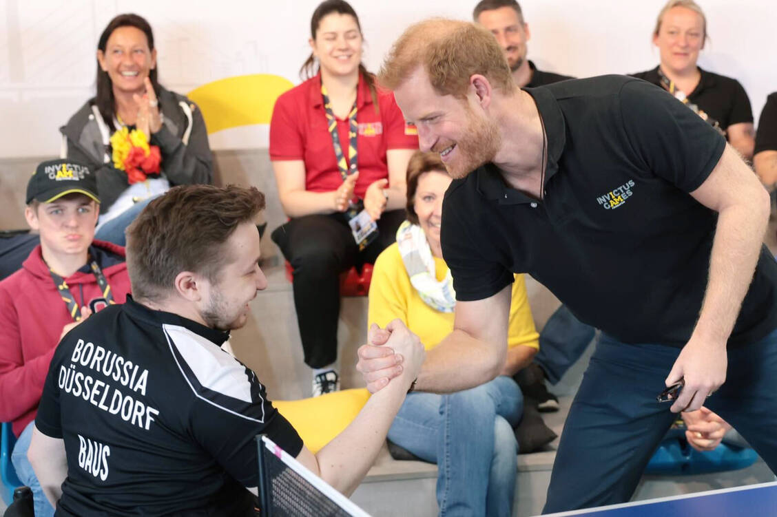 Verrückt nach Harry: Der Schirmherr wird natürlich zum Start des Sport-Events nach Düsseldorf reisen. Hier bei einem Vorabtreffen am diesjährigen Austragungsort. / Foto: Projektteam Invictus Games Düsseldorf