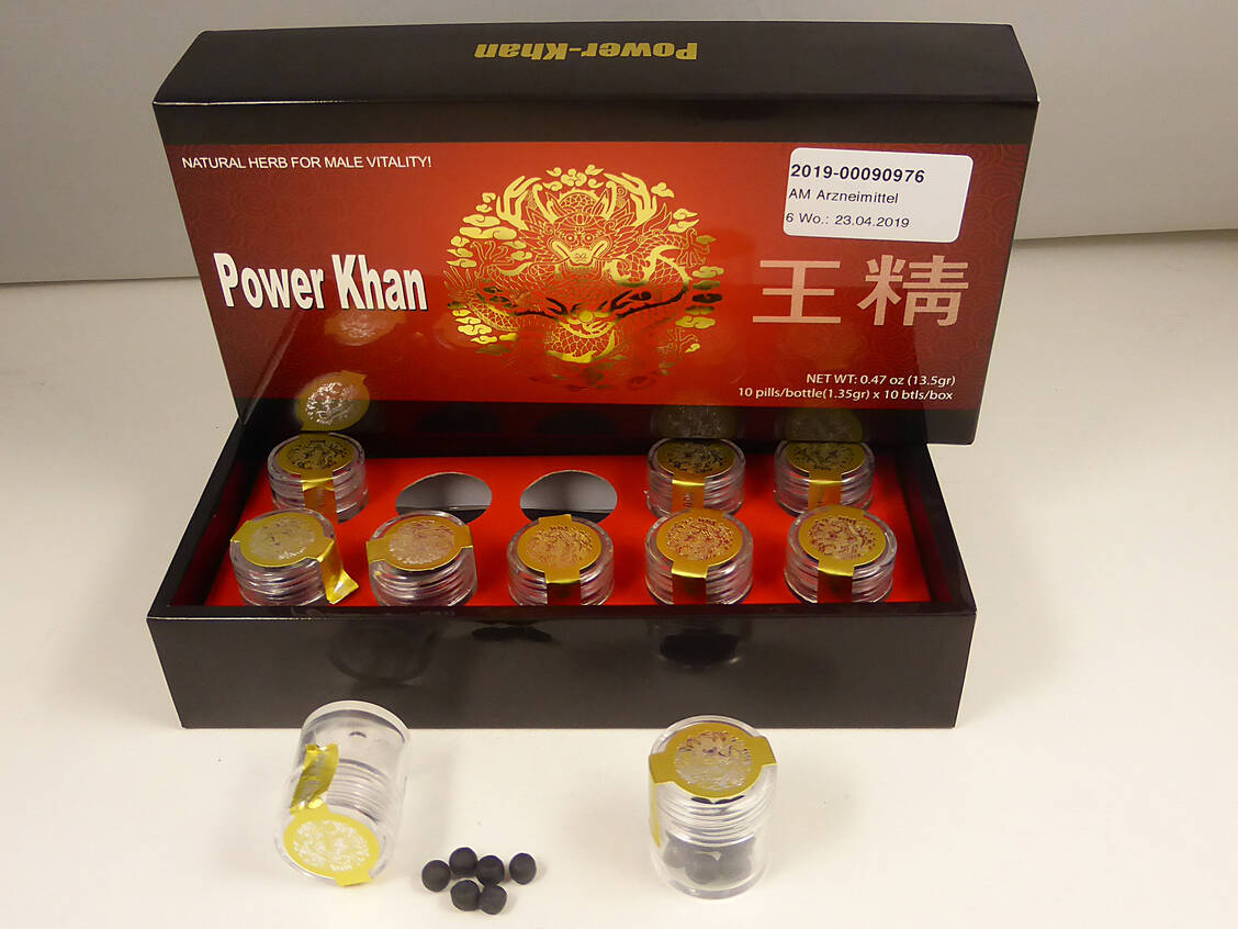 Anders als auf der Packung behauptet, ist das im Internet illegal erhältliche Potenzmittel »Power Khan« nicht rein pflanzlich. Es enthält wahrscheinlich den PDE-5-Hemmer Sildenafil. / Foto: LUA