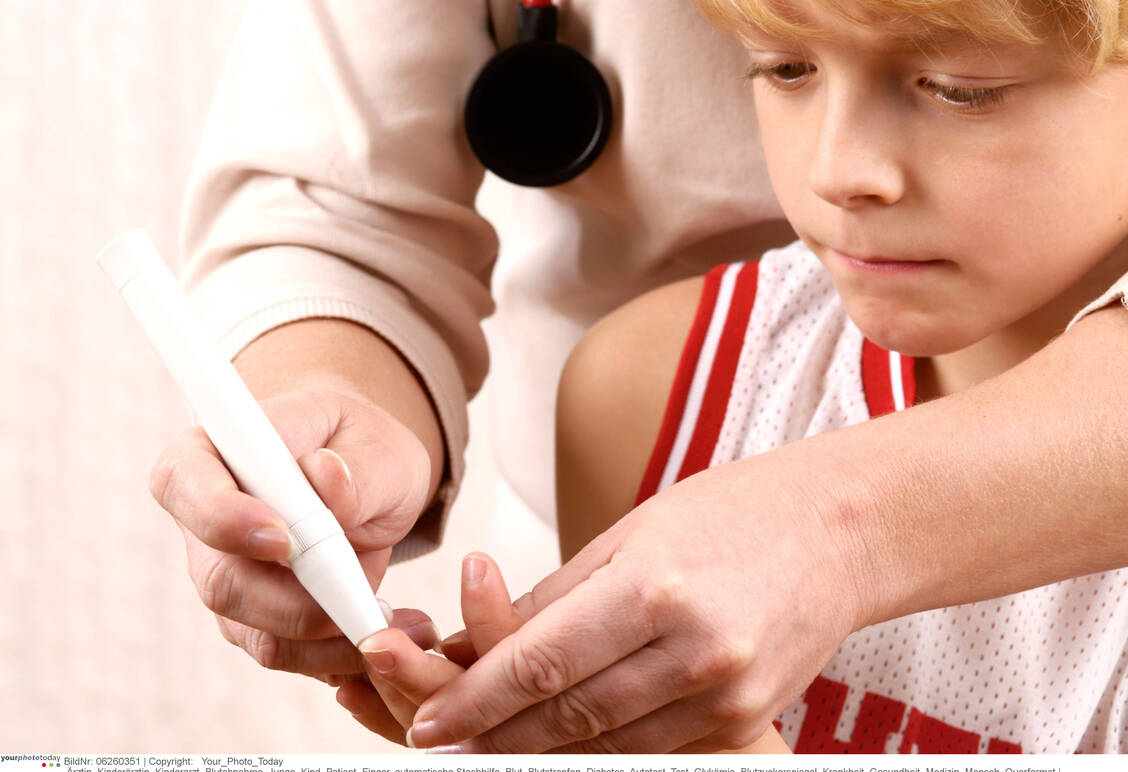 Für den CRP-Test reichen ein paar Tropfen Blut aus, die meist per Lanzette aus der Fingerkuppe gewonnen werden. / Foto: Your Photo Today
