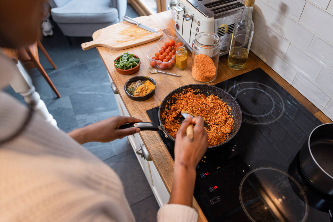 Wer regelmäßig Hülsenfrüchte wie Linsen, Bohnen und Erbsen in seine Ernährung einbaut, macht schon einmal viel richtig. / © Getty Images/SolStock