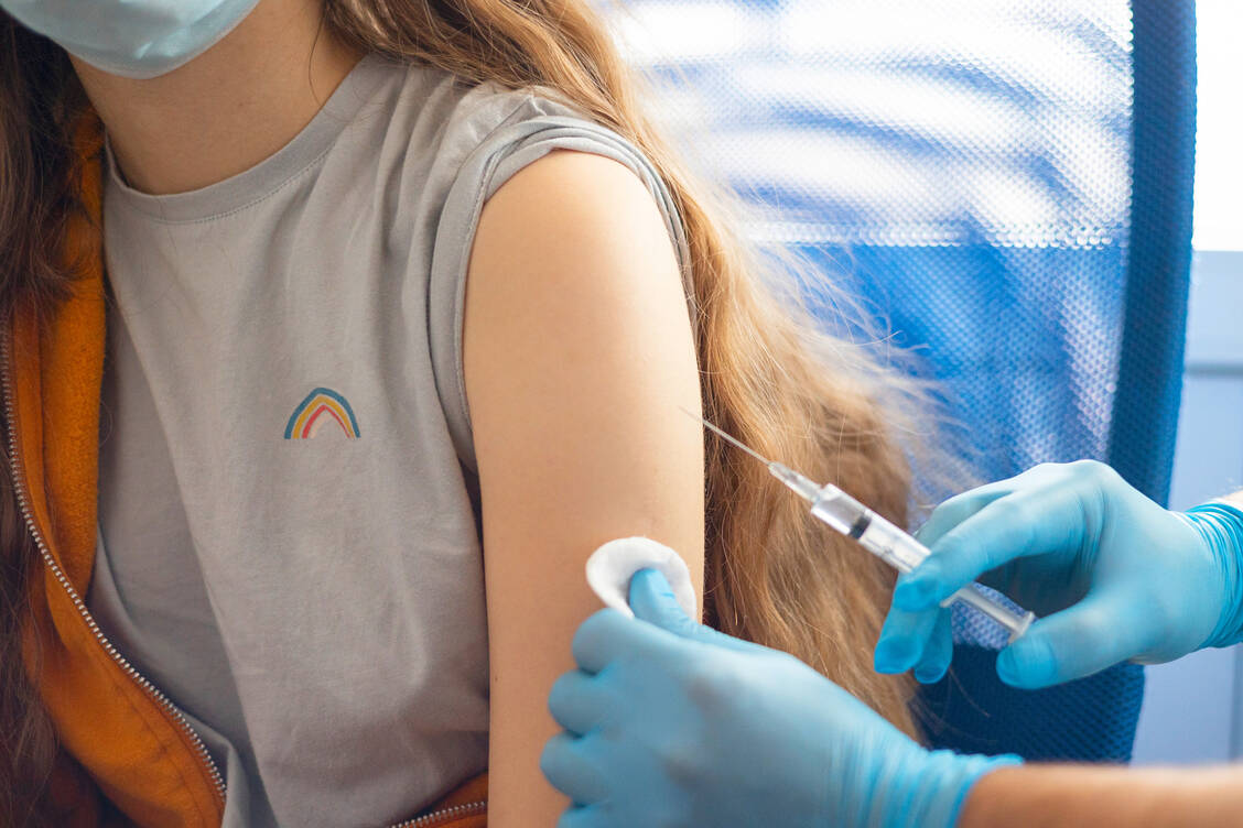 In wenigen Wochen könnte mit Comirnaty der erste Covid-19-Impfstoff für Kinder ab zwölf Jahren zugelassen werden.  / Foto: Adobe Stock/klavdiyav 