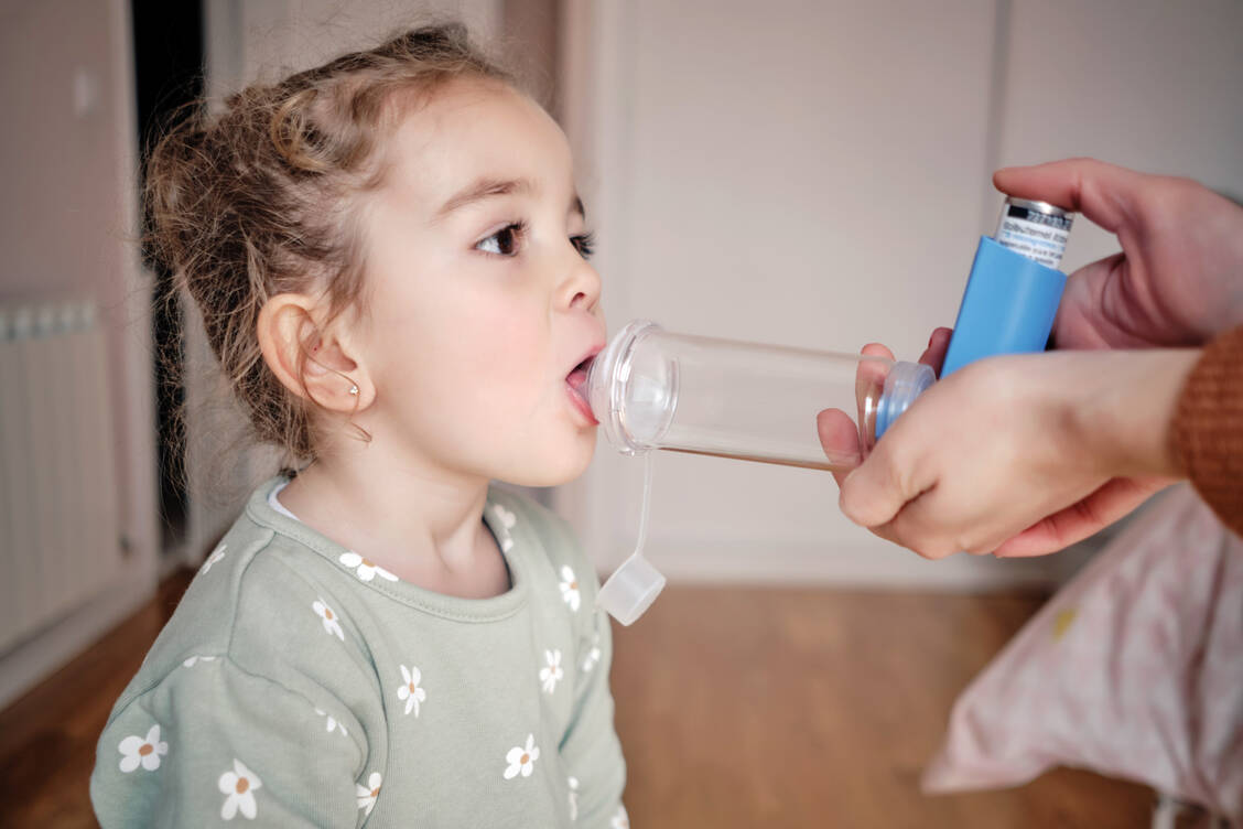 Ein Spacer empfiehlt sich für die meisten Patienten, die ein Dosieraerosol anwenden – nicht nur für die Jüngsten. / © Getty Images/SBenitez