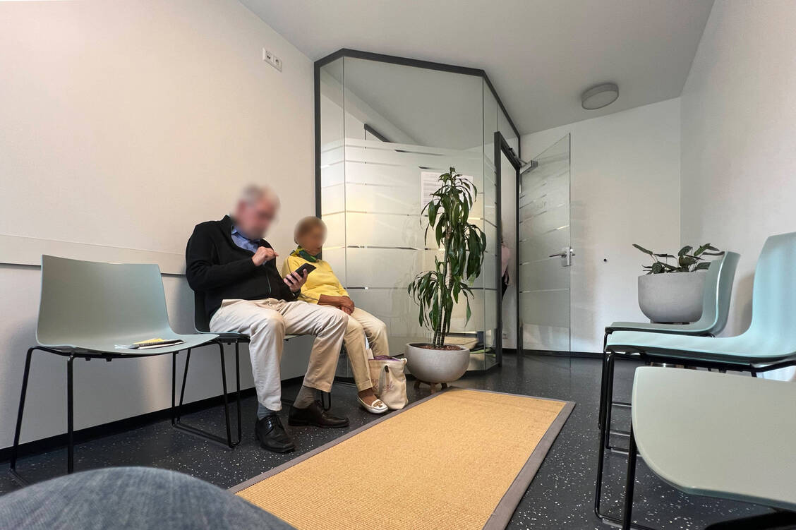 Lange Wartezeiten: Viele Menschen fühlen sich im Krankheitsfall nicht gut versorgt.  / © Imago/Sven Simon