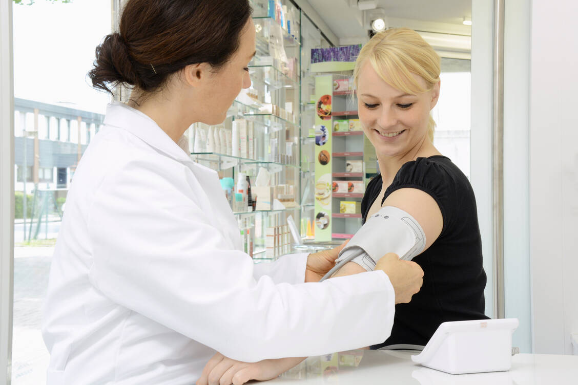 Viele Patienten lassen sich ihren Blutdruck bereits jetzt in der Apotheke messen. Vorsorge-Angebote spielen laut ABDA insbesondere für chronisch Kranke eine Rolle, damit sich ihr Gesundheitszustand nicht weiter verschlechtert. / Foto: Adobe Stock/Dan Race