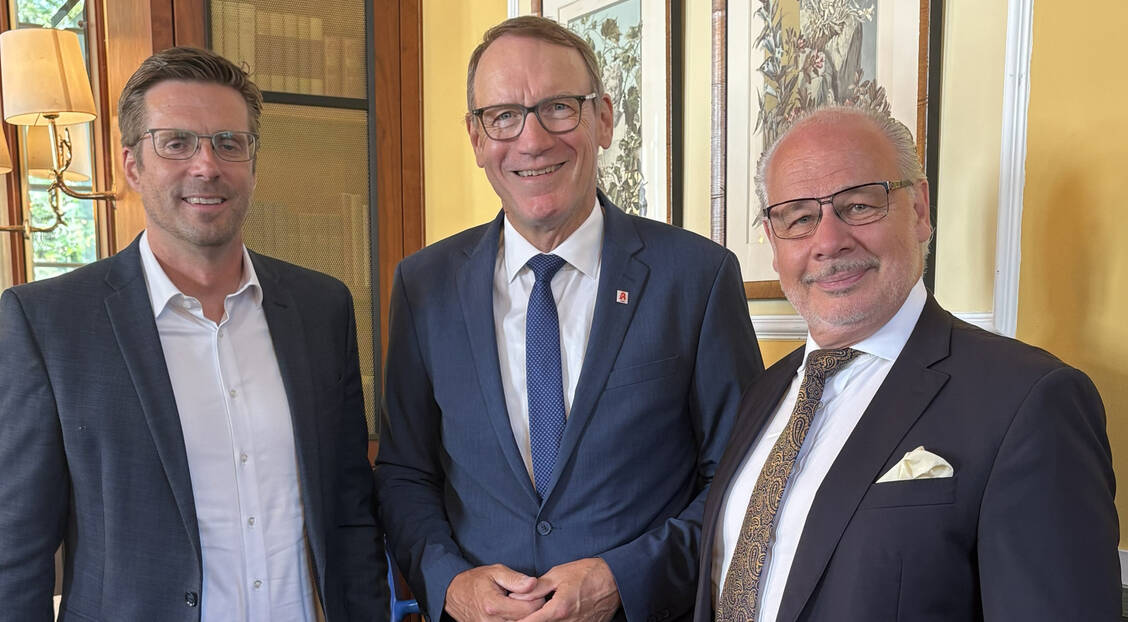 (v. l. n. r.) Andree Haack, Beigeordneter der Stadt Köln, Thomas Preis, Präsident der ABDA, und Georg Kippels (CDU), Parlamentarischer Staatssekretär des Bundesgesundheitsministeriums (BMG), auf dem Frühjahrsempfang des Apothekerverbandes Köln. / © AVNR