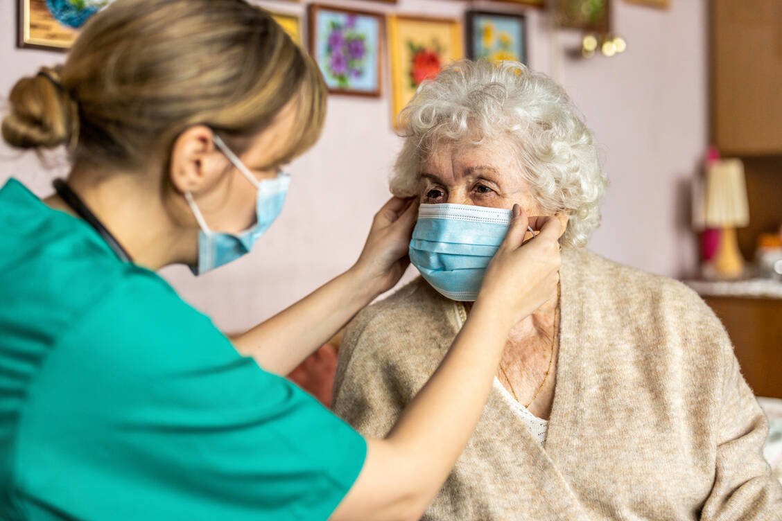 Masken, die Pfleger und Patienten in der Pandemie tragen mussten, haben die Kommunikation erschwert. / Foto: Adobe Stock/pikselstock