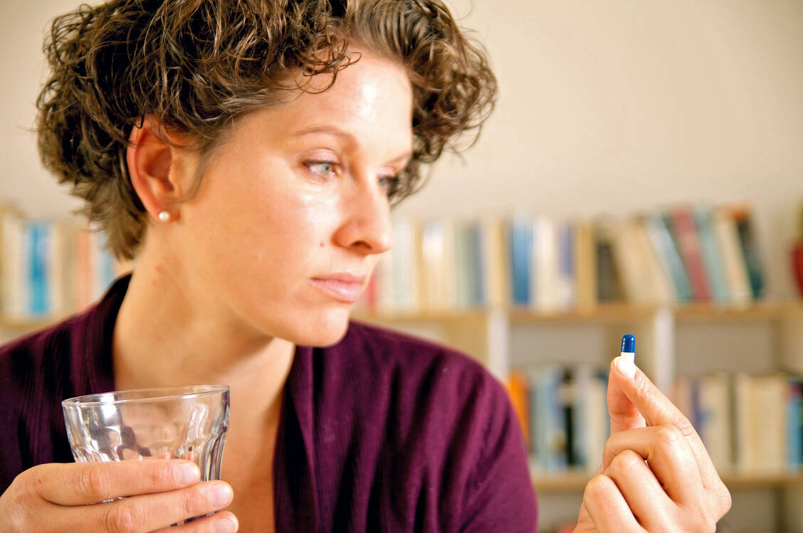 Wer regelmäßig Schmerzmittel einnimmt, kann abhängig werden. Der Analgetika-Dauergebrauch kann selbst Kopfschmerzen auslösen.   / Foto: Fotolia/Peter Maszlen