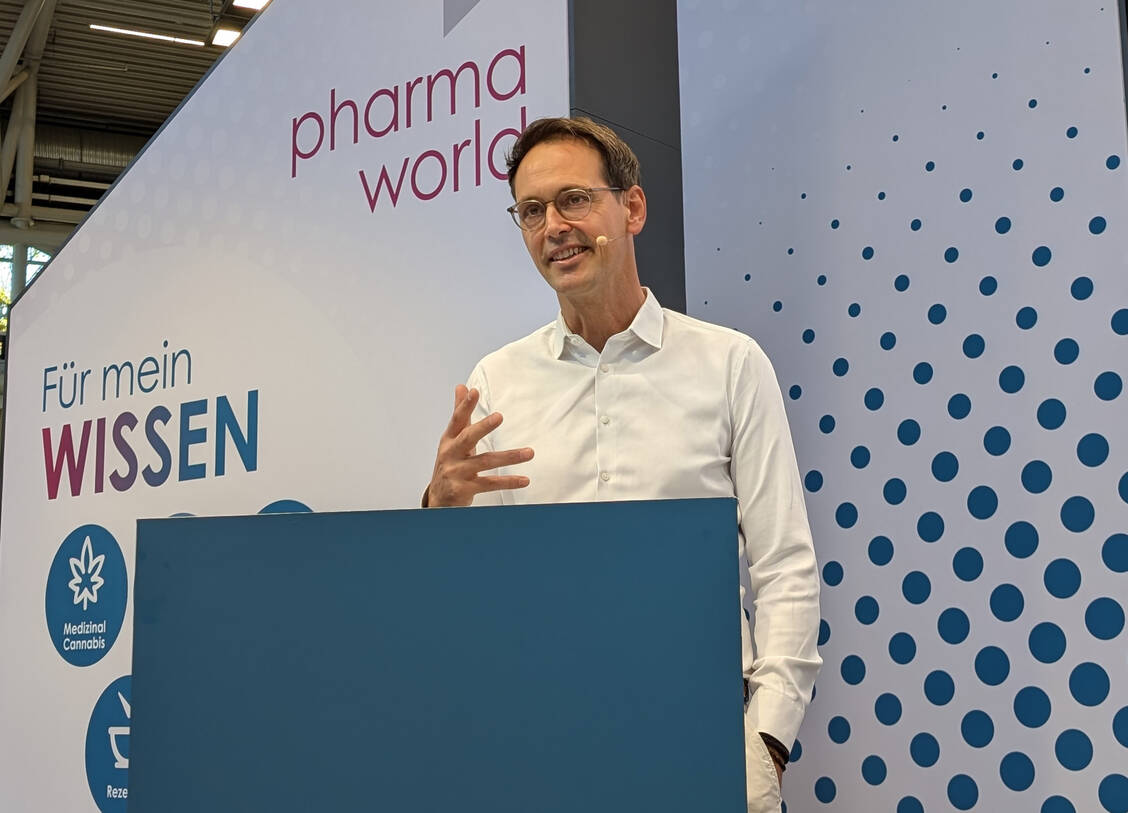 Jan Rasmus Ludwig erläuterte die juristischen Schwierigkeiten bei der Abgabe von Medizinalcannabis. / © PZ/Brockfeld