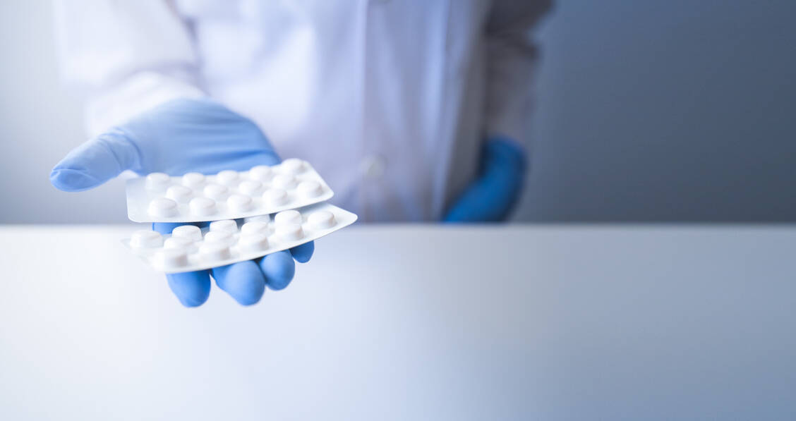 Paxlovid besteht aus zwei verschiedenen Wirkstoffen, die jeweils als Tabletten eingenommen werden. / Foto: Getty Images/Adrian Mocanu/500px (Symbolbild)