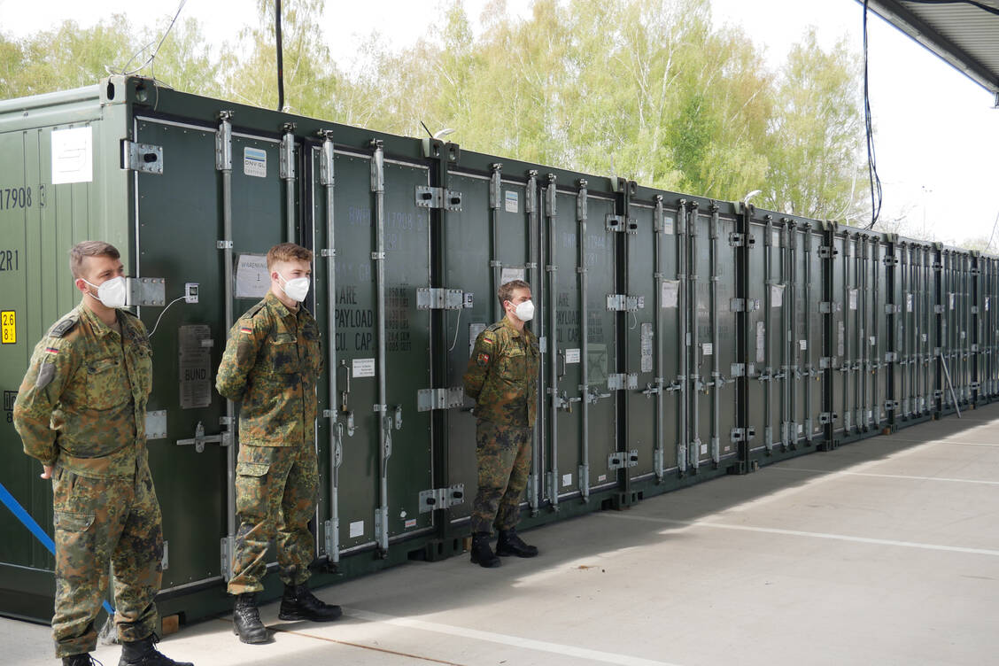In diesen Containern werden die Covid-19-Impfstoffe in der Bundeswehrapotheke aufbewahrt, bevor sie an die pharmazeutischen Großhändler weiterverteilt werden. Die PZ hatte die Artland-Kaserne im Frühsommer 2021 besucht. / Foto: PZ/Kurz