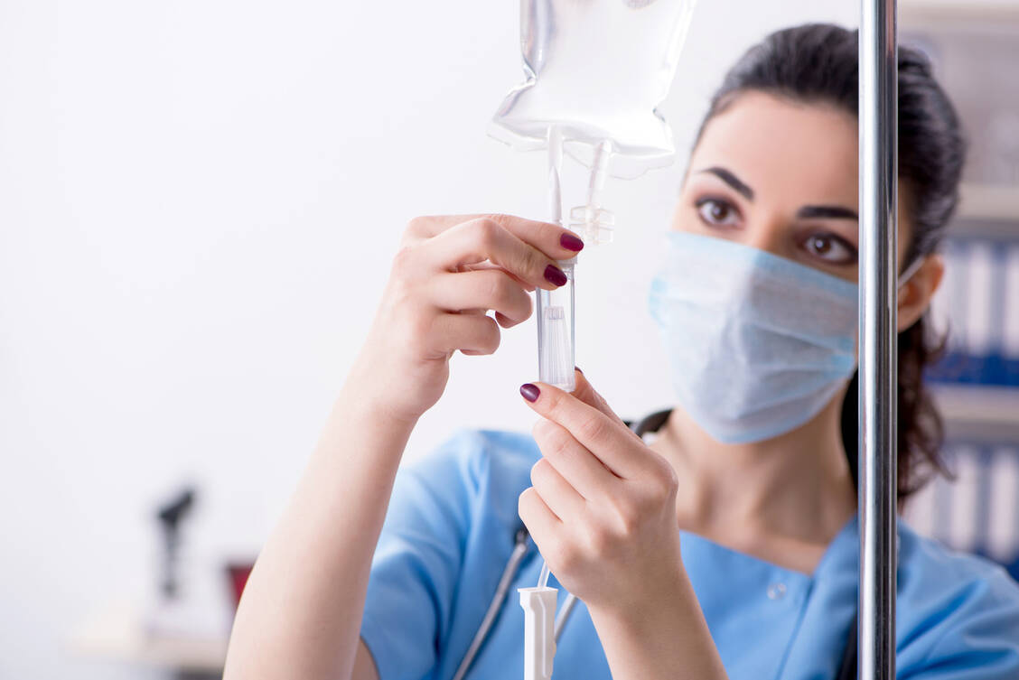 Klinik- und Pflegepersonal als Erste: Bei der Auswertung von PCR-Tests sollen sie bevorzugt werden, das sieht die neueste Version der Coronavirus-Testverordnung vor. / Foto: Adobe Stock/Elnur