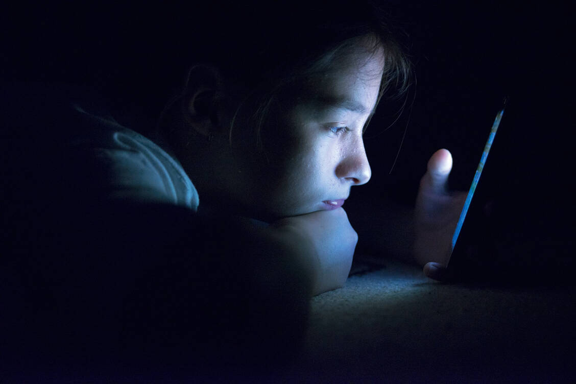 Soziale Medien wie Facebook werden auch von suizidalen Menschen genutzt, um ihre Selbsttötungsabsichten mitzuteilen. / Foto: iStock/ljubaphoto