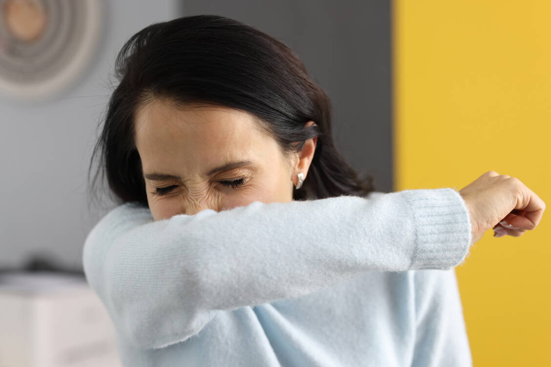 Nach dem Wegfall der meisten Abstands- und Hygieneregeln steigen aktuell die Fallzahlen von Corona- und anderen Atemwegsinfektionen an. Wie schwer Menschen im Fall einer Doppelinfektion erkranken, hängt von vielen Faktoren ab. / Foto: Getty Images/Ivan-balvan