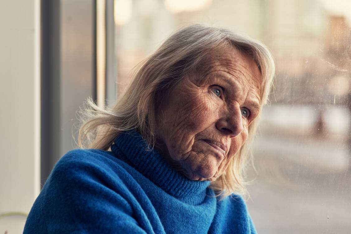Wiederauftretende schwere Depressionen gelten als schwer behandelbar, erst recht im Alter. / Foto: Getty Images/Johner Images