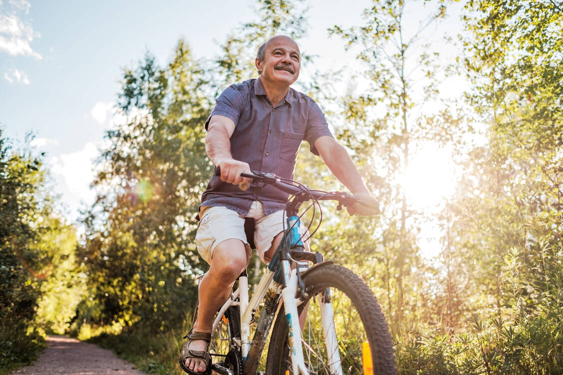 Ausdauersport wie Fahrradfahren kann helfen, den zu hohen Blutdruck in den Griff zu kriegen.  / Foto: Adobe Stock/Victor Koldunov