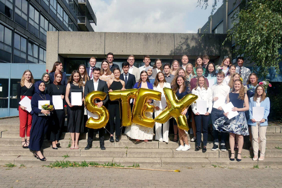 Die Absolventinnen und Absolventen des Sommersemesters 2023 vor dem Pharmaziezentrum an der TU Braunschweig. / Foto: Sabrina Hafke