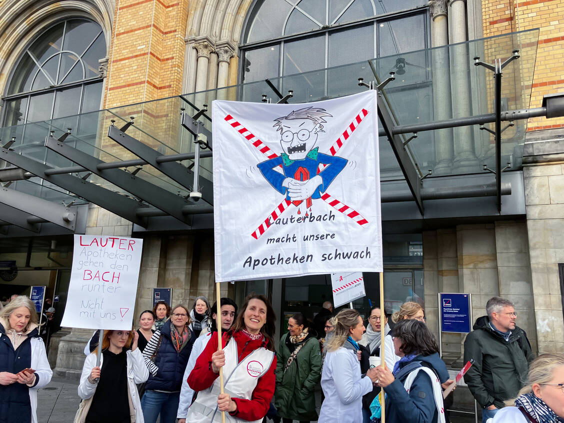 Vor allem gegen Bundesgesundheitsminister Lauterbach richteten sich zahlreiche Transparente und Plakate. / Foto: PZ/Daniela Hüttemann