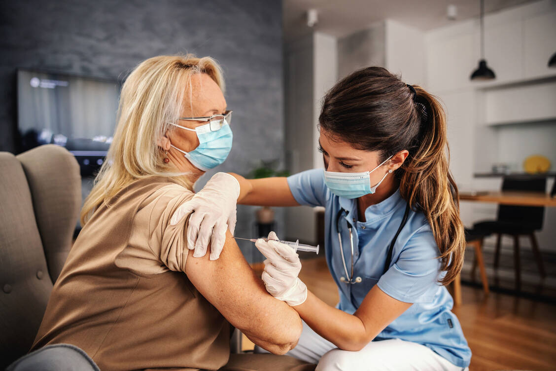 Bei Seniorinnen und Senioren ab 75 Jahren übernimmt ab sofort die Gesetzliche Krankenversicherung die Kosten für die RSV-Impfung. Im Fall von schweren Grunderkrankungen gilt dies bereits ab 60 Jahren. / Foto: Adobe Stock/dusanpetkovic1