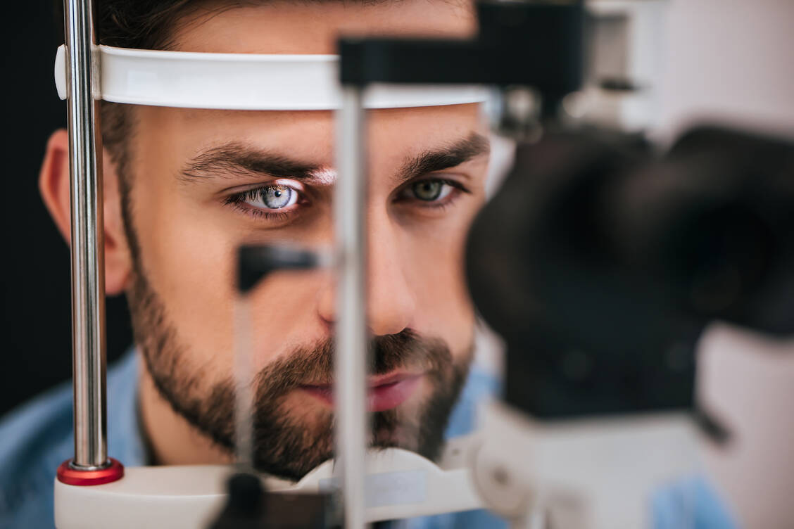Eine Früherkennungsuntersuchung beim Augenarzt kann dazu beitragen, ein sich entwickelndes Glaukom rechtzeitig zu diagnostizieren. / Foto: Adobe Stock/ Vasyl