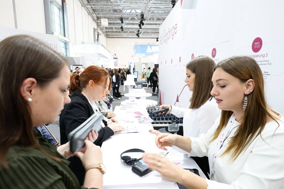 Die Rundgänge auf der Expopharm erfreuen sich auch in diesem Jahr großer Beliebtheit. / Foto: PZ/Alois Mueller